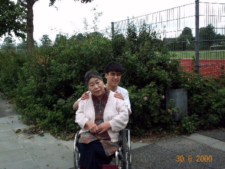 Frau Numata vor dem Gymnasium Kaltenkirchen