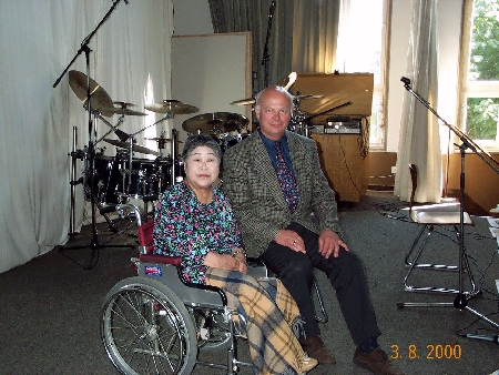 Frau Numata mit dem Direktor der Humboldt-Schule in Kiel