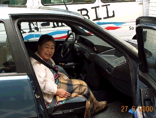 Frau Numata auf dem Hof der Kieler Nachrichten