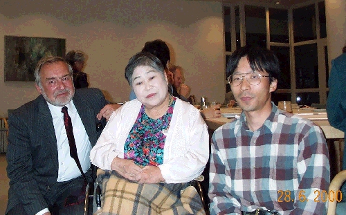 Frau Numata auf der Willkommensfeier zwischen Herrn Dr. Janocha (links) und Herrn Dr. Saitou (rechts)
